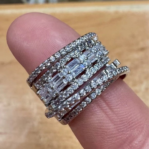 Elegant Zirconia Diamond Crystal Band Silver Ring - Picture 15 of 16